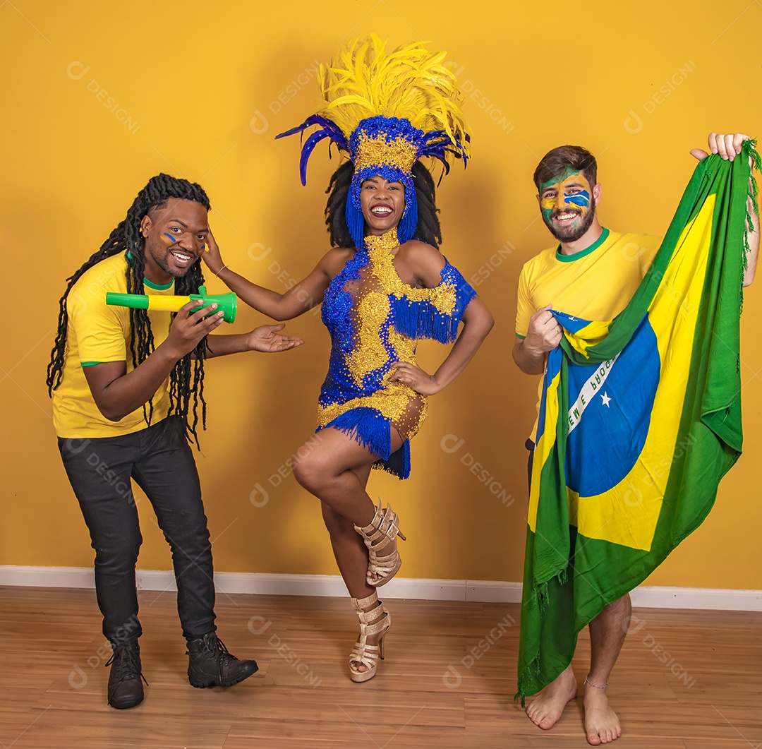 Pessoas jovens usando fantasia carnaval e bandeira do brasil Eventos