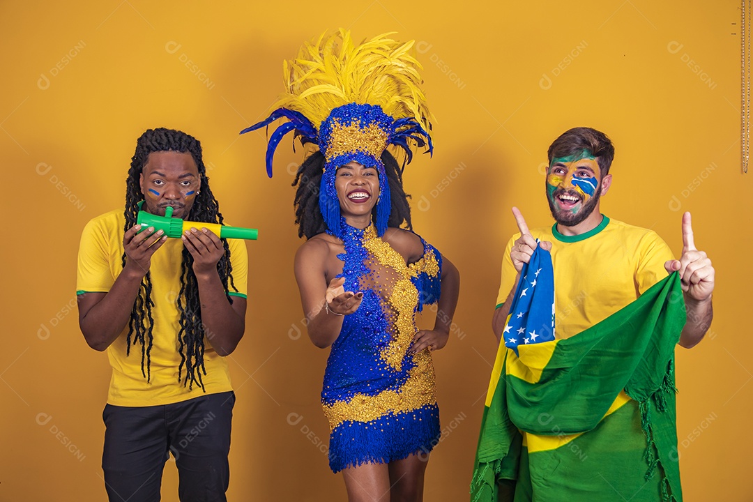 Pessoas jovens usando fantasia carnaval e bandeira do brasil Eventos