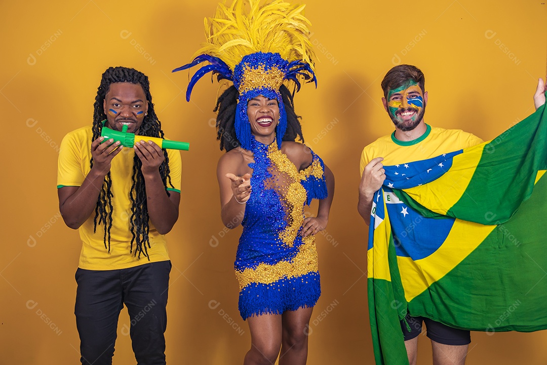Pessoas jovens usando fantasia carnaval e bandeira do brasil Eventos