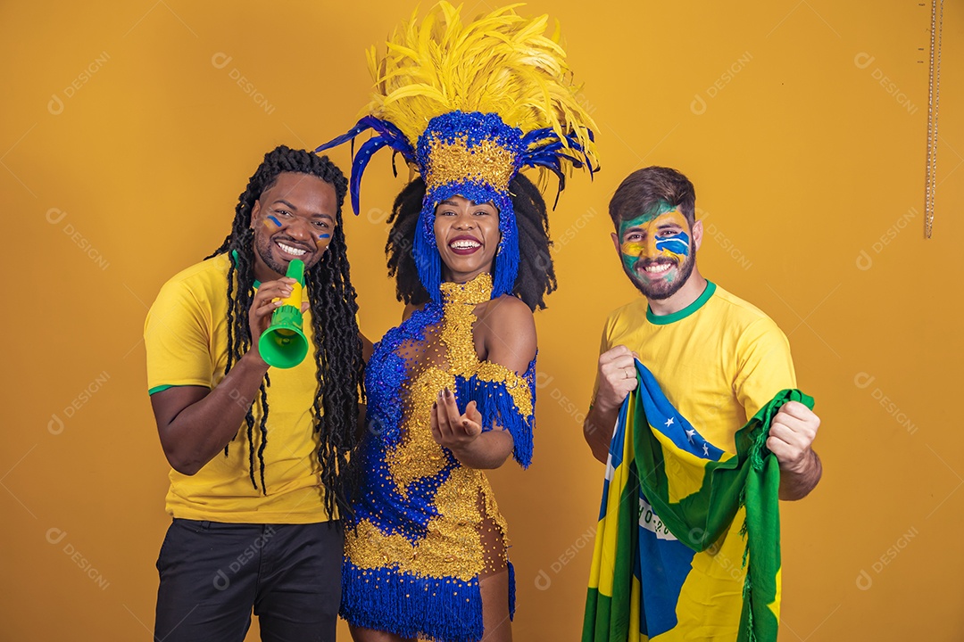 Pessoas jovens usando fantasia carnaval e bandeira do brasil Eventos
