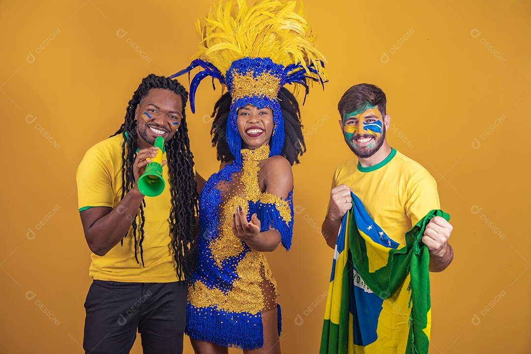 Pessoas jovens usando fantasia carnaval e bandeira do brasil Eventos