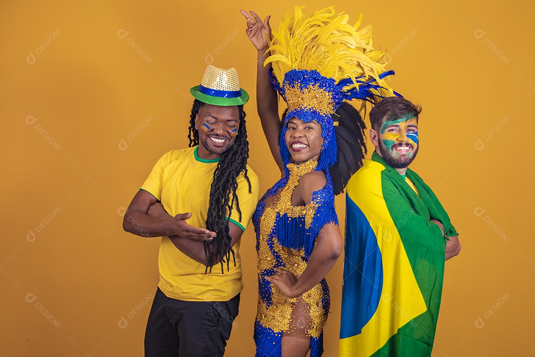 Pessoas jovens usando fantasia carnaval e bandeira do brasil Eventos