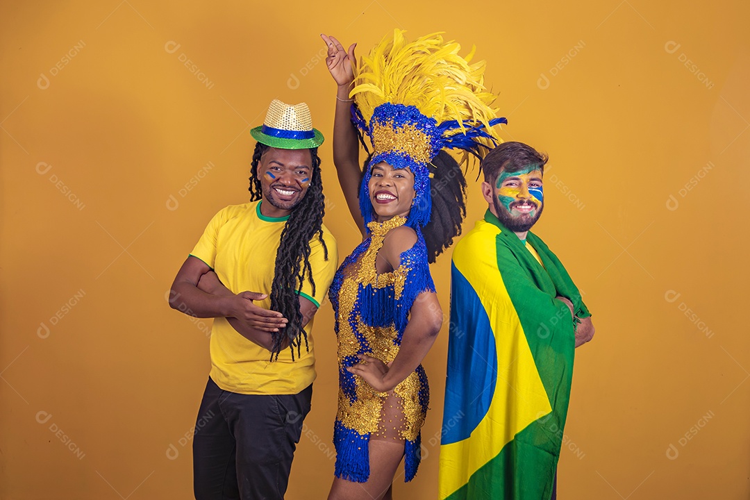Pessoas jovens usando fantasia carnaval e bandeira do brasil Eventos