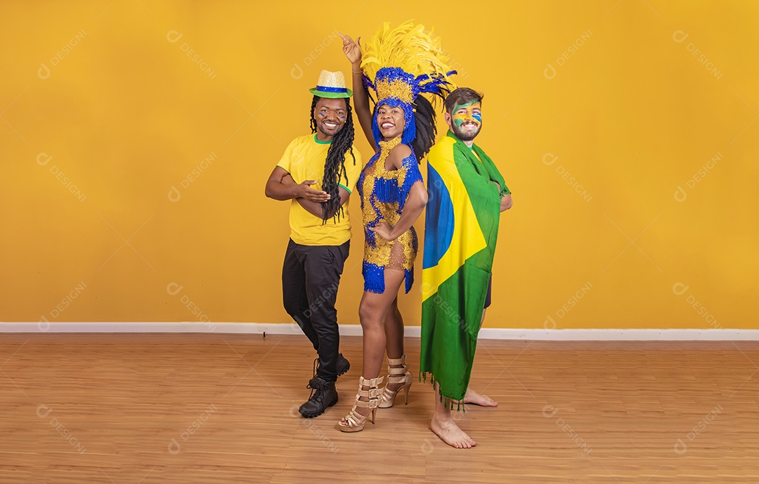 Pessoas jovens usando fantasia carnaval e bandeira do brasil Eventos