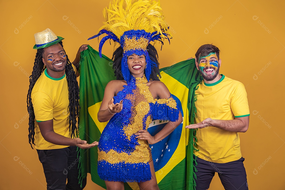 Pessoas jovens usando fantasia carnaval e bandeira do brasil Eventos