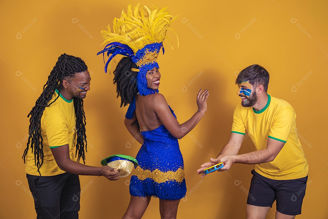 Pessoas jovens usando fantasia carnaval e bandeira do brasil Eventos