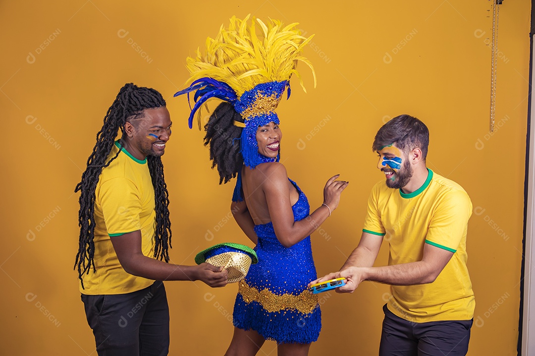 Pessoas jovens usando fantasia carnaval e bandeira do brasil Eventos