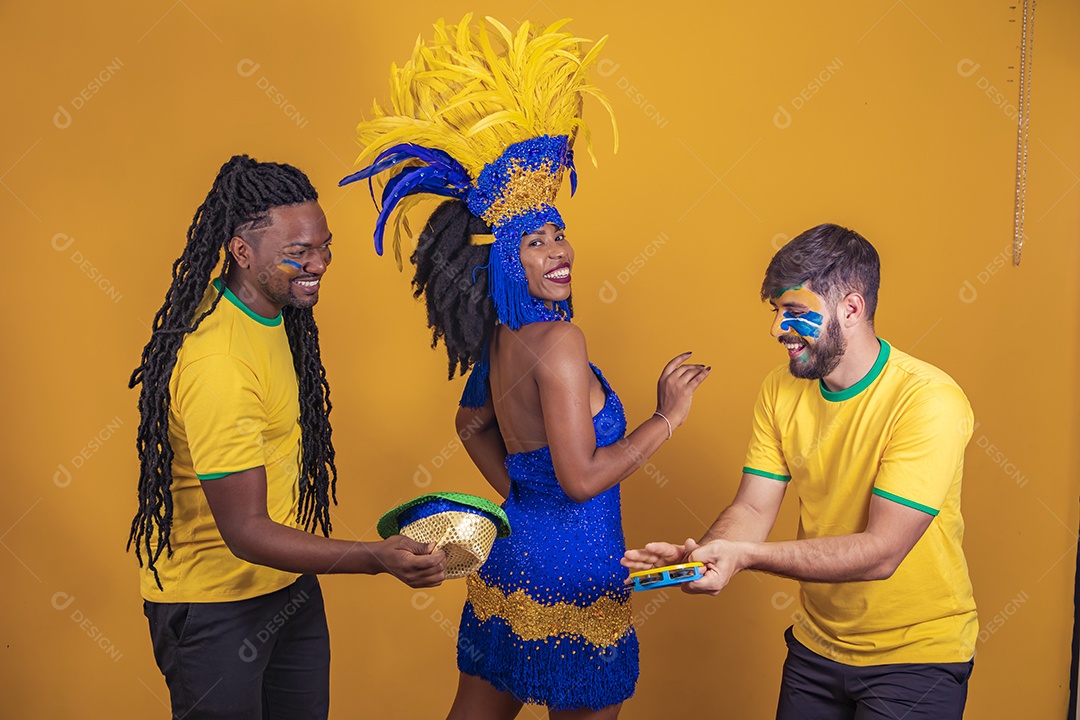 Pessoas jovens usando fantasia carnaval e bandeira do brasil Eventos