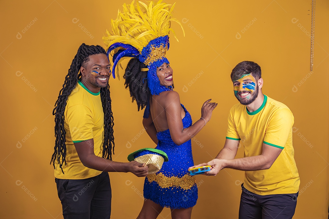 Pessoas jovens usando fantasia carnaval e bandeira do brasil Eventos