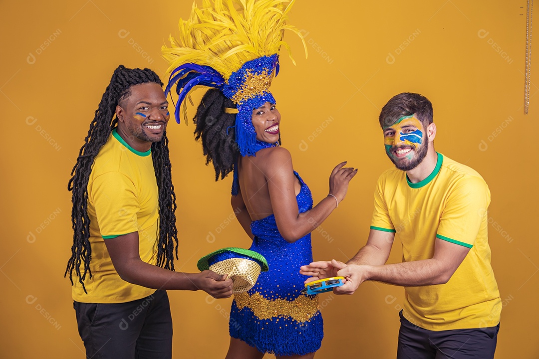 Pessoas jovens usando fantasia carnaval e bandeira do brasil Eventos