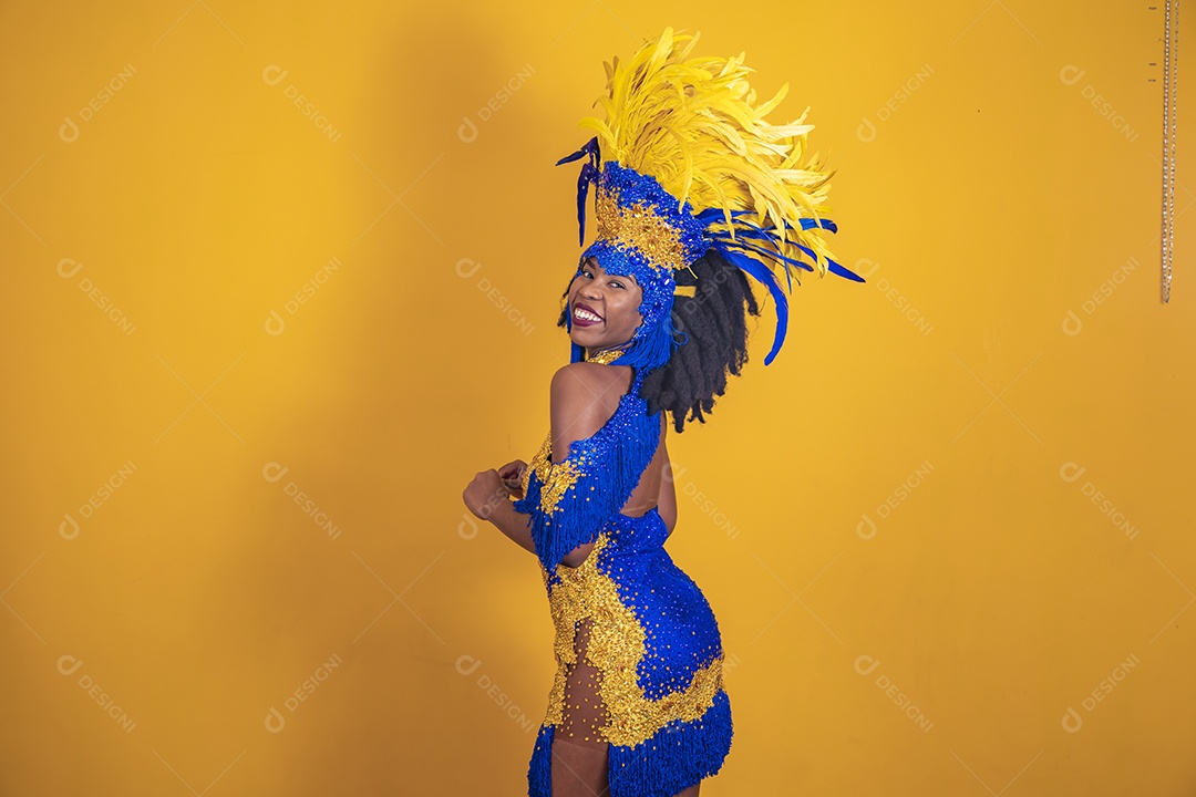 Mulher jovem morena usando fantasia carnaval e bandeira cabelo black power