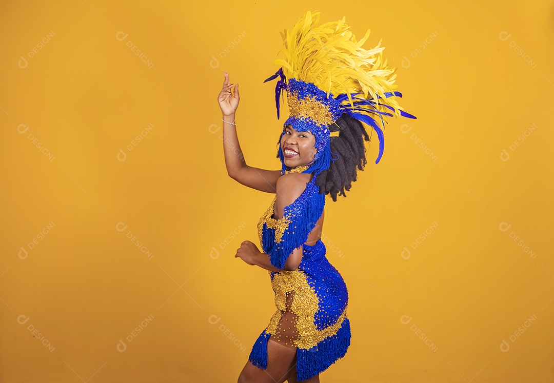 Mulher jovem morena usando fantasia carnaval e bandeira cabelo black power