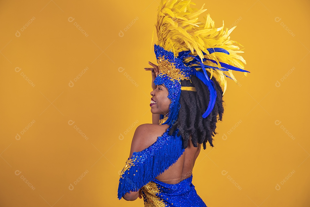 Mulher jovem morena usando fantasia carnaval e bandeira cabelo black power