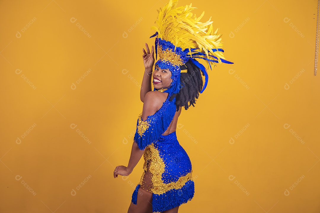 Mulher jovem morena usando fantasia carnaval e bandeira cabelo black power