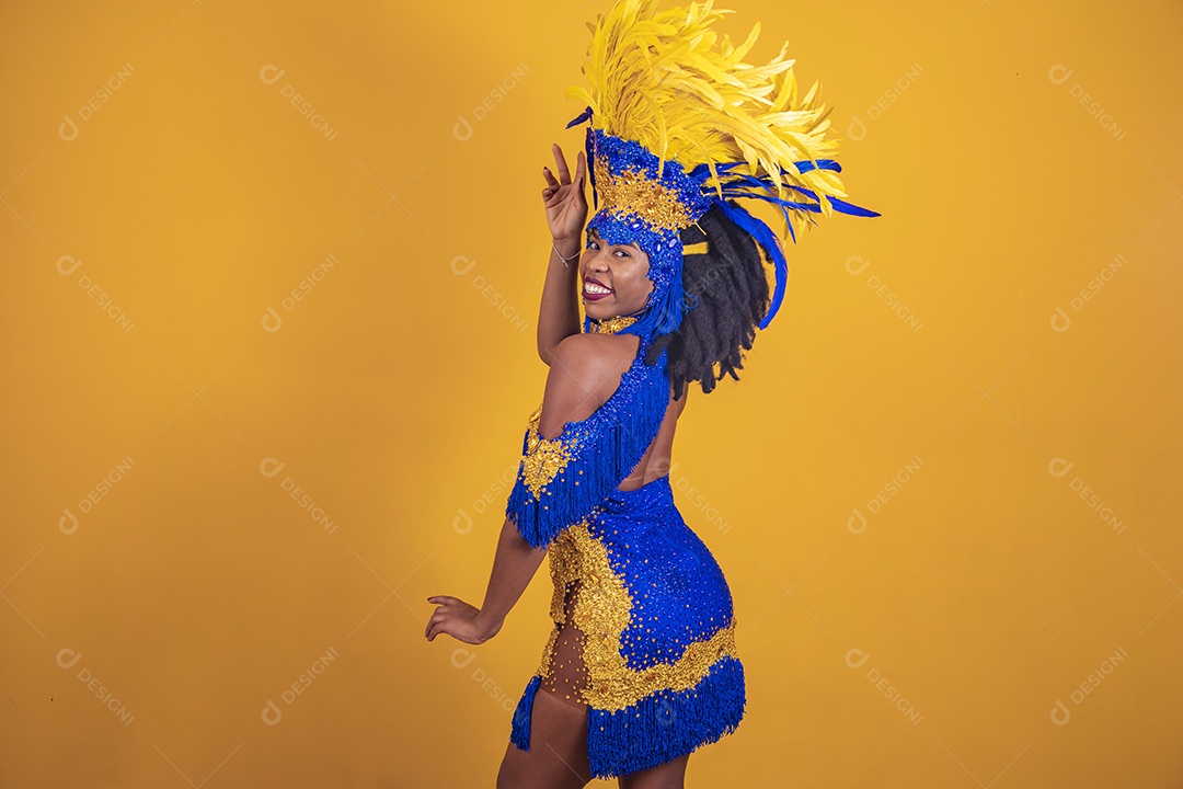 Mulher jovem morena usando fantasia carnaval cabelo black Power