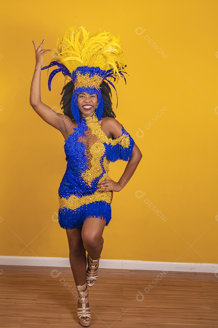 Mulher jovem morena usando fantasia carnaval e bandeira cabelo black power