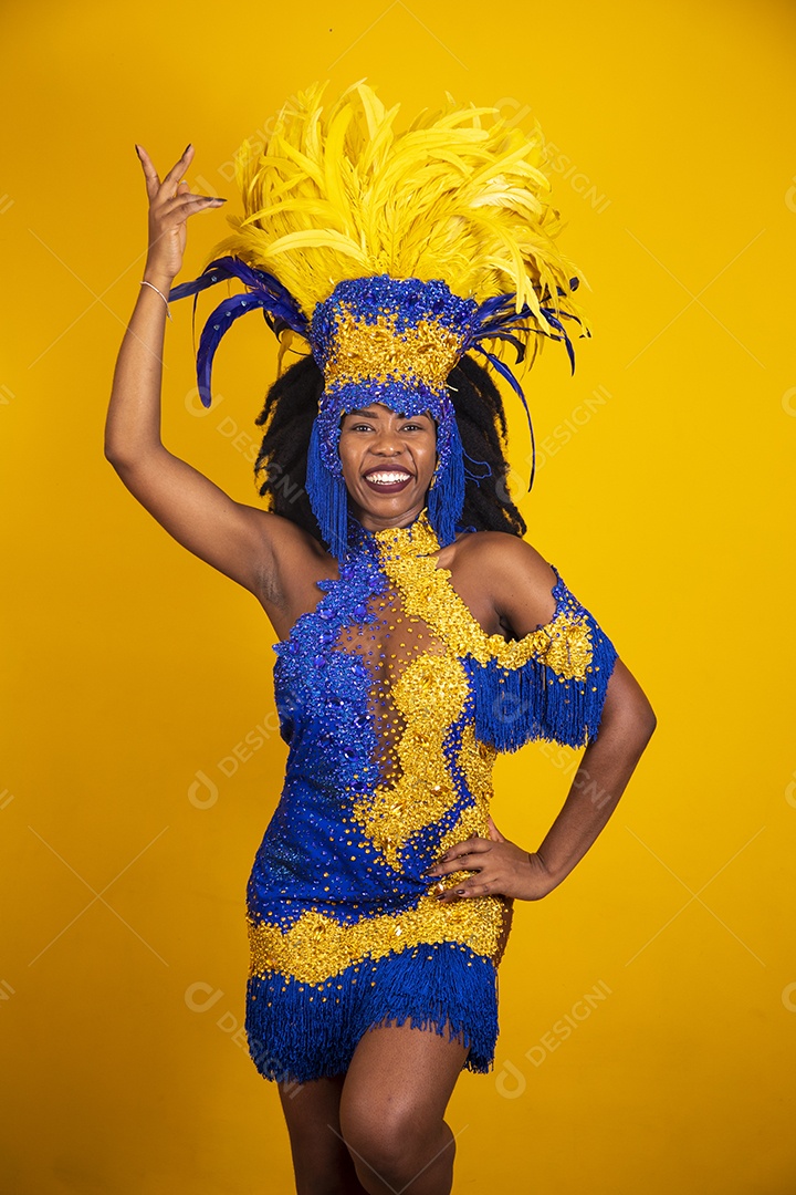 Mulher jovem morena usando fantasia carnaval e bandeira cabelo black power