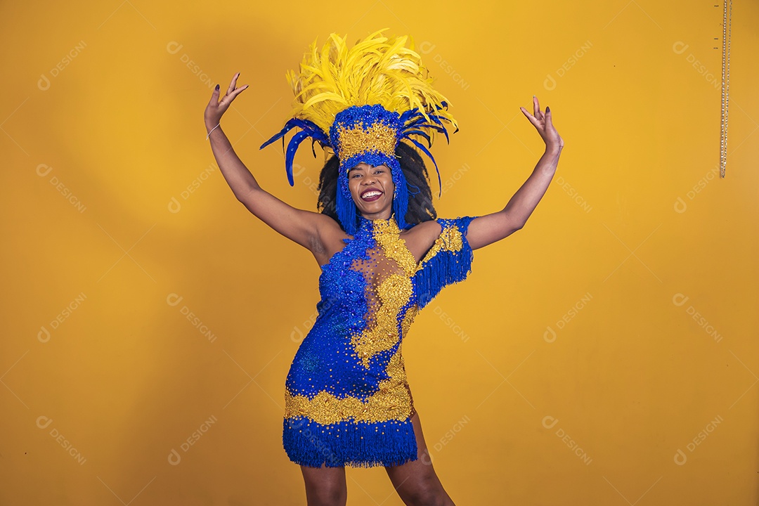 Mulher jovem morena usando fantasia carnaval cabelo black power