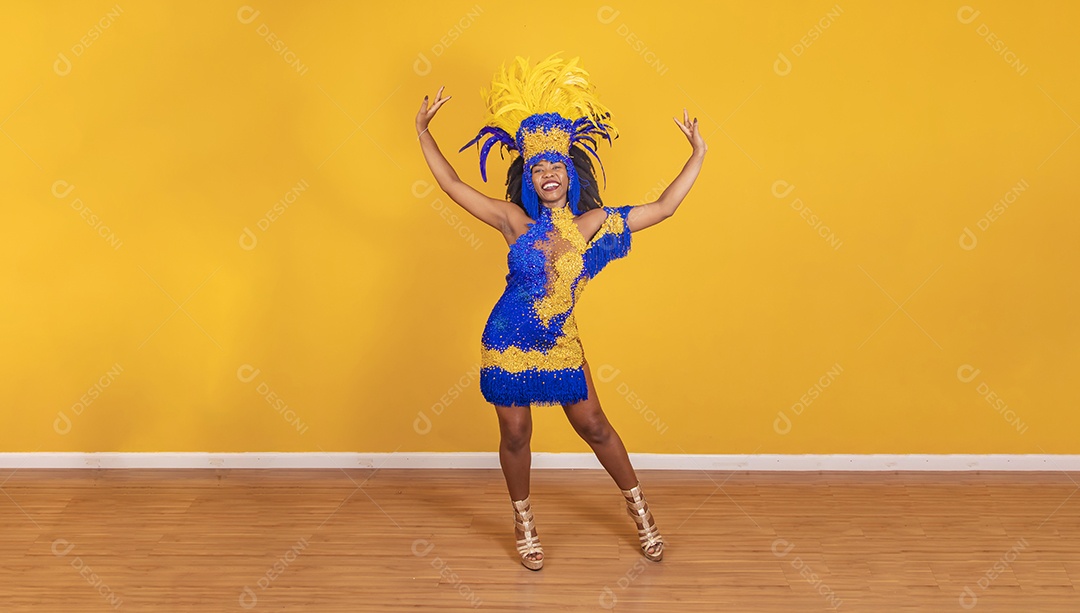 Mulher jovem morena usando fantasia carnaval cabelo black power