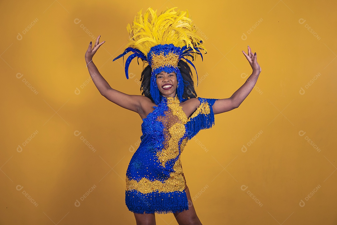 Mulher jovem morena usando fantasia carnaval cabelo black power