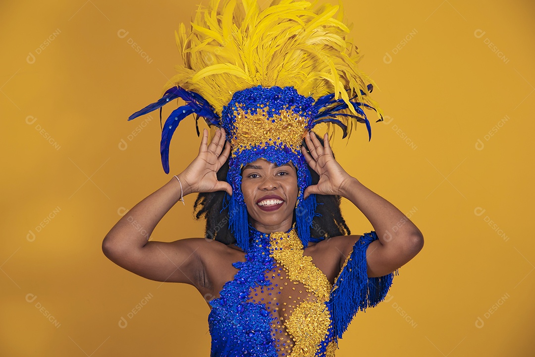Mulher jovem morena usando fantasia carnaval e bandeira cabelo black power