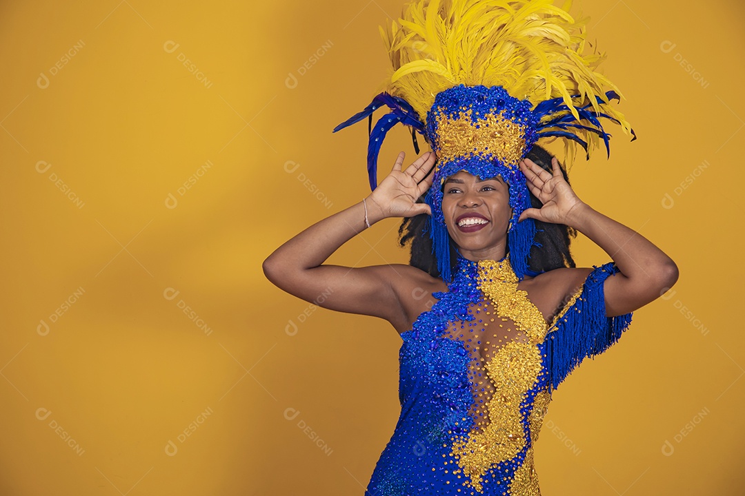 Mulher jovem morena usando fantasia carnaval e bandeira cabelo black power