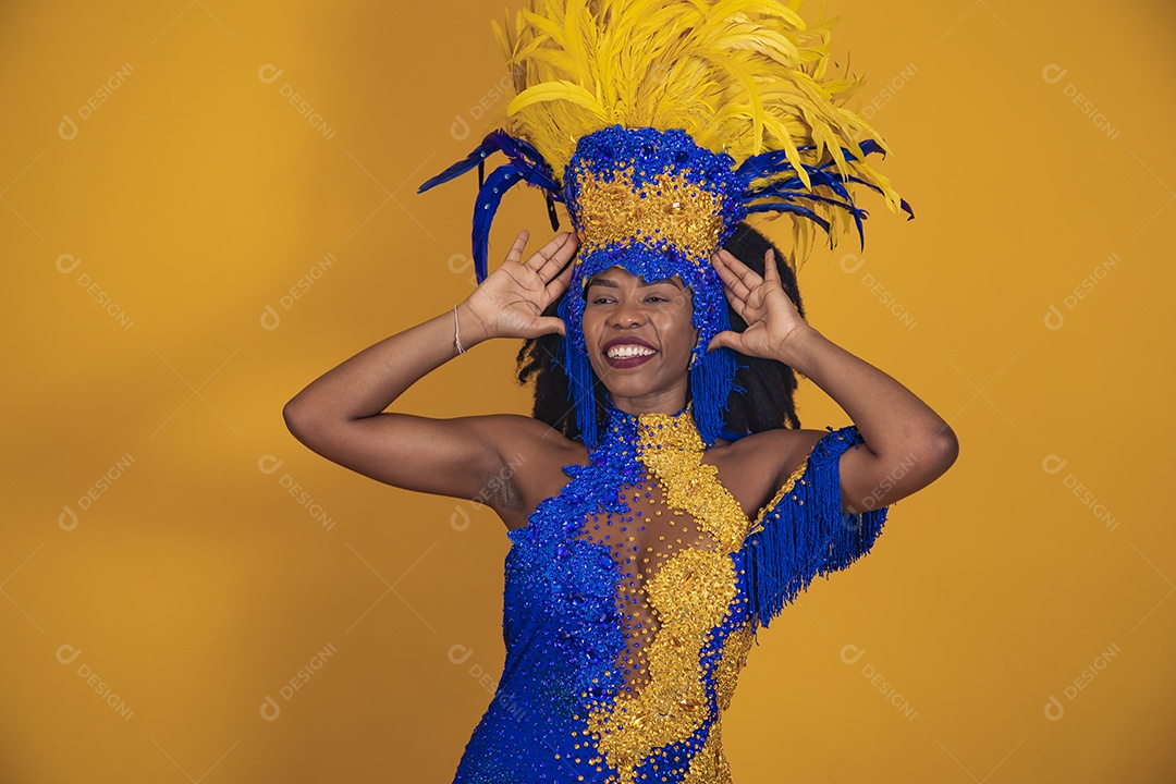 Mulher jovem morena usando fantasia carnaval e bandeira cabelo black power