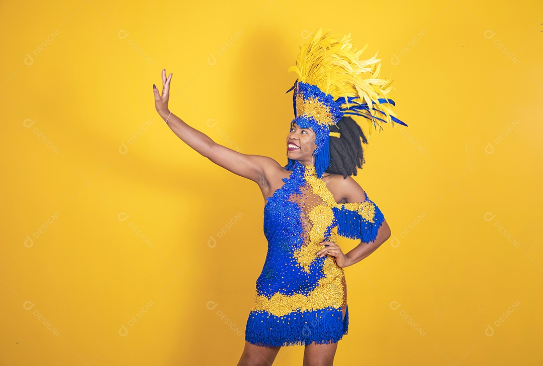 Mulher jovem morena usando fantasia carnaval e bandeira cabelo black power