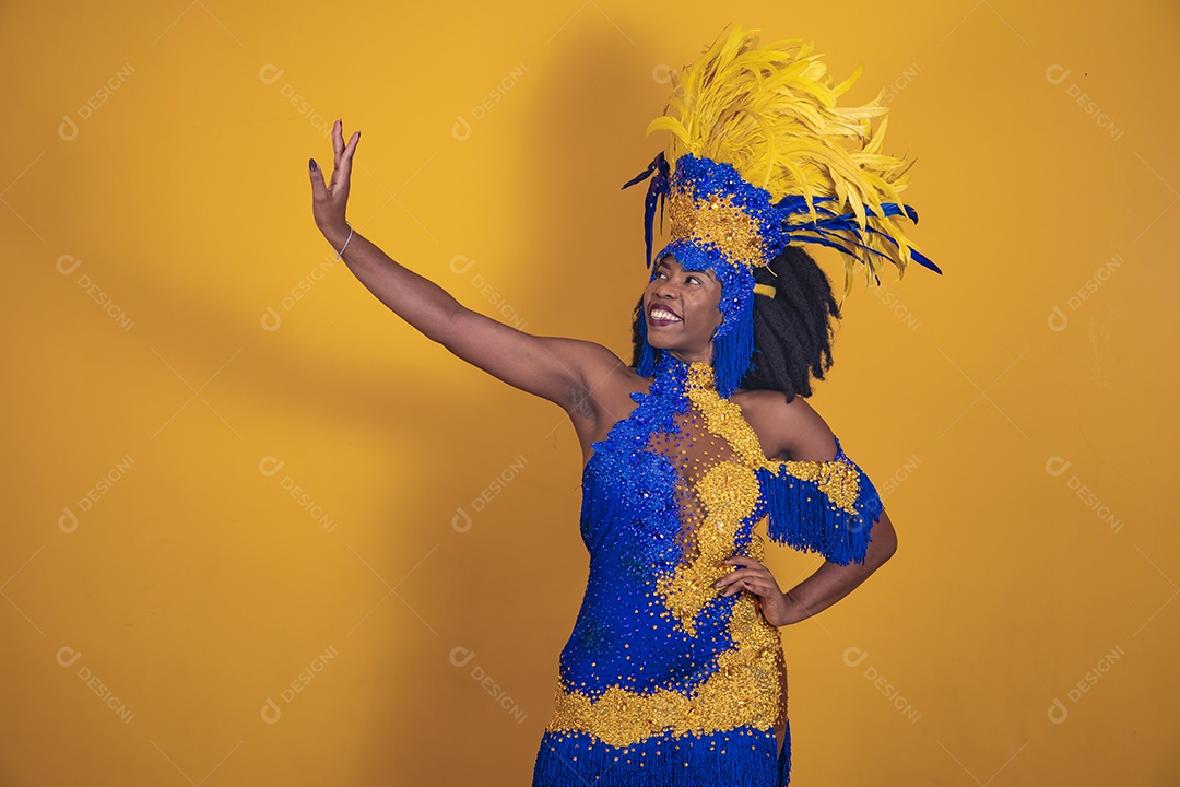 Mulher jovem morena usando fantasia carnaval e bandeira cabelo black power