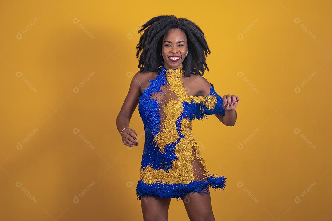 Mulher jovem morena usando fantasia carnaval e bandeira cabelo black power