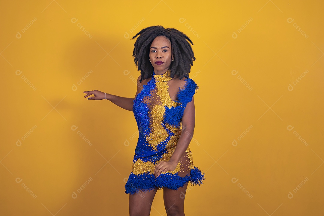 Mulher jovem morena usando fantasia carnaval e bandeira cabelo black power
