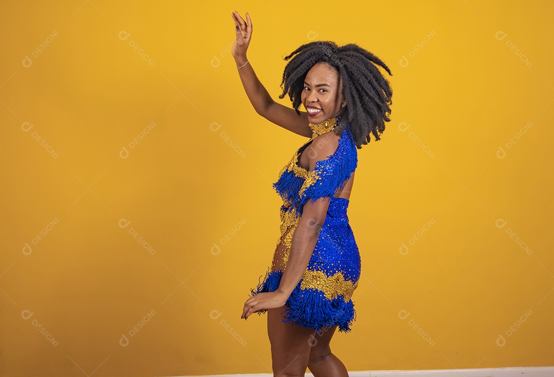 Mulher jovem morena usando fantasia carnaval e bandeira cabelo black power