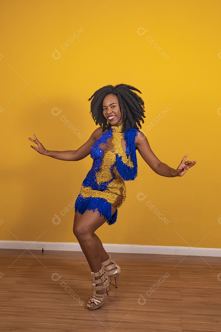 Mulher jovem morena usando fantasia carnaval e bandeira cabelo black power