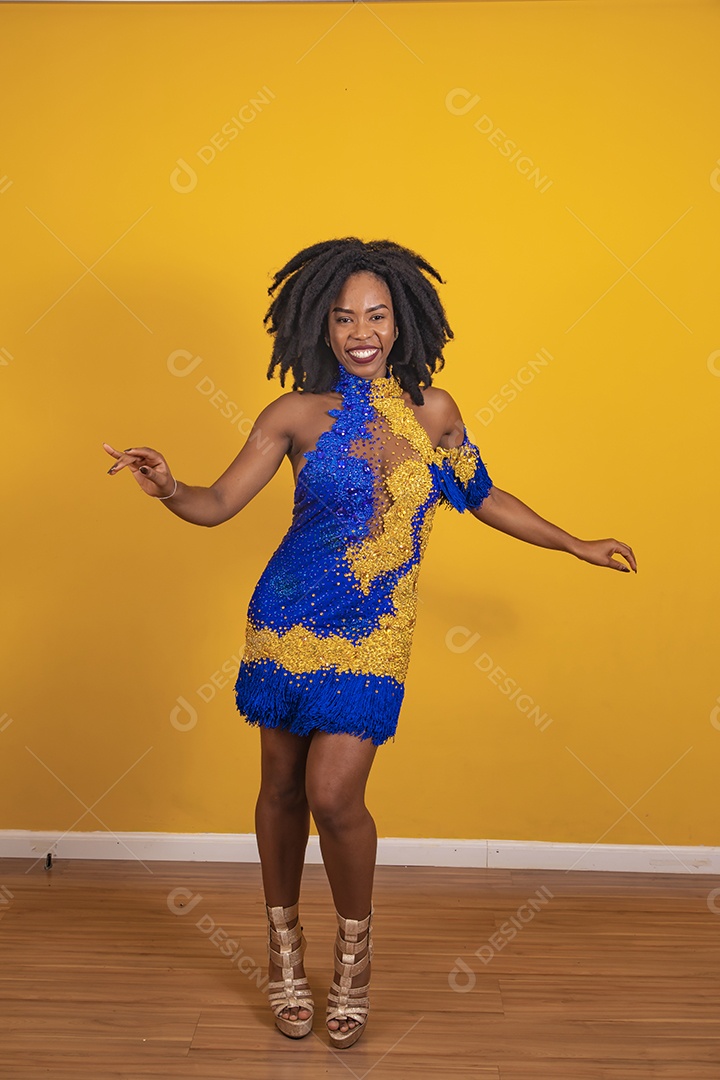 Mulher jovem morena usando fantasia carnaval e bandeira cabelo black power