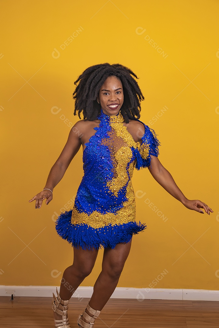 Mulher jovem morena usando fantasia carnaval e bandeira cabelo black power