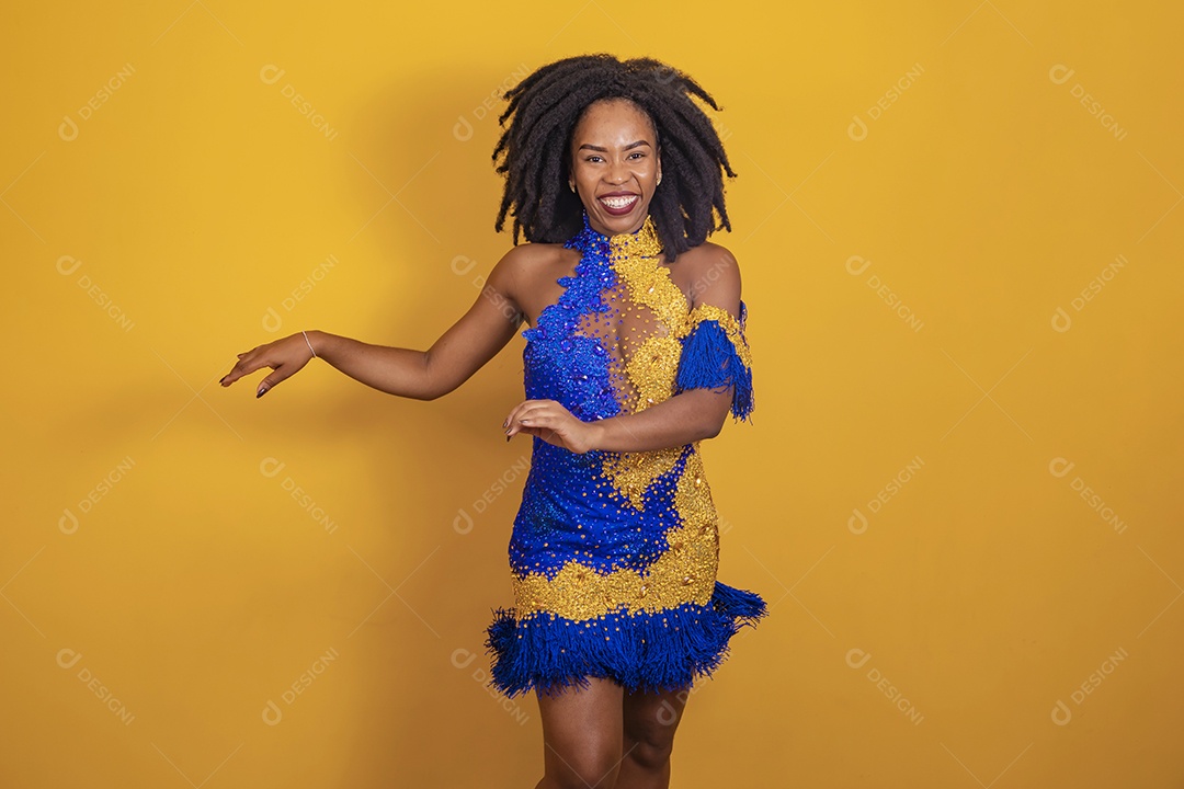 Mulher jovem morena usando fantasia carnaval e bandeira cabelo black power