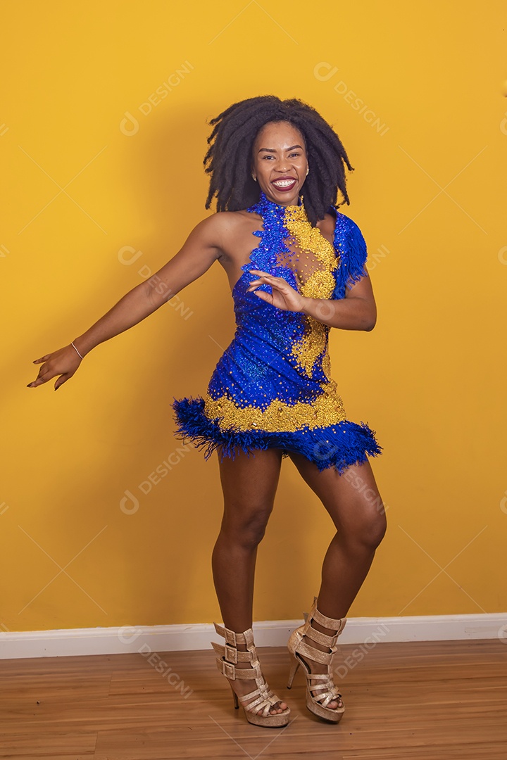Mulher jovem morena usando fantasia carnaval e bandeira cabelo black power