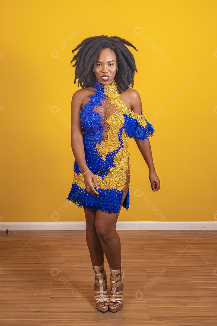 Mulher jovem morena usando fantasia carnaval e bandeira cabelo black power
