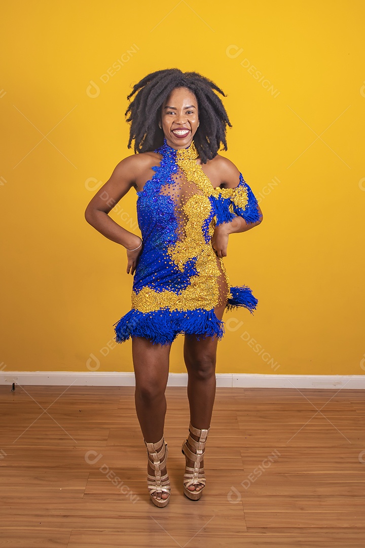 Mulher jovem morena usando fantasia carnaval e bandeira cabelo black power