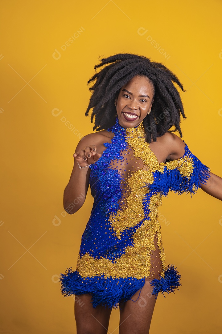 Mulher jovem morena usando fantasia carnaval e bandeira cabelo black power