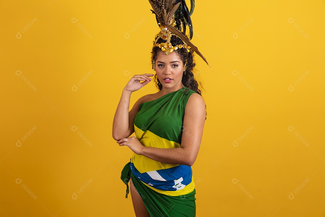 Linda mulher jovem morena torcedora do brasil usando fantasia carnaval e bandeira do brasil na costa