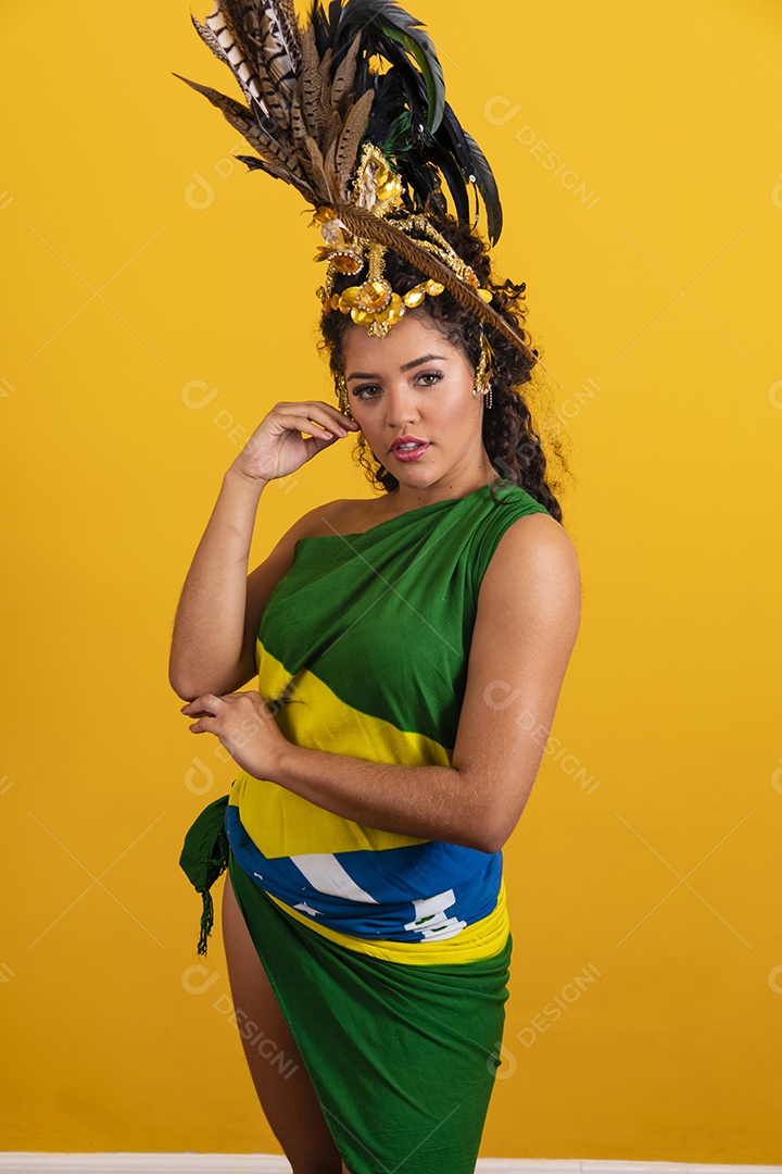 Linda mulher jovem morena torcedora do brasil usando fantasia carnaval e bandeira do brasil na costa