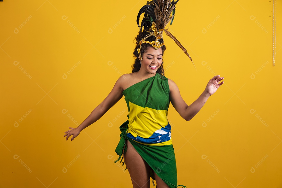 Linda mulher jovem morena torcedora do brasil usando fantasia carnaval e bandeira do brasil na costa