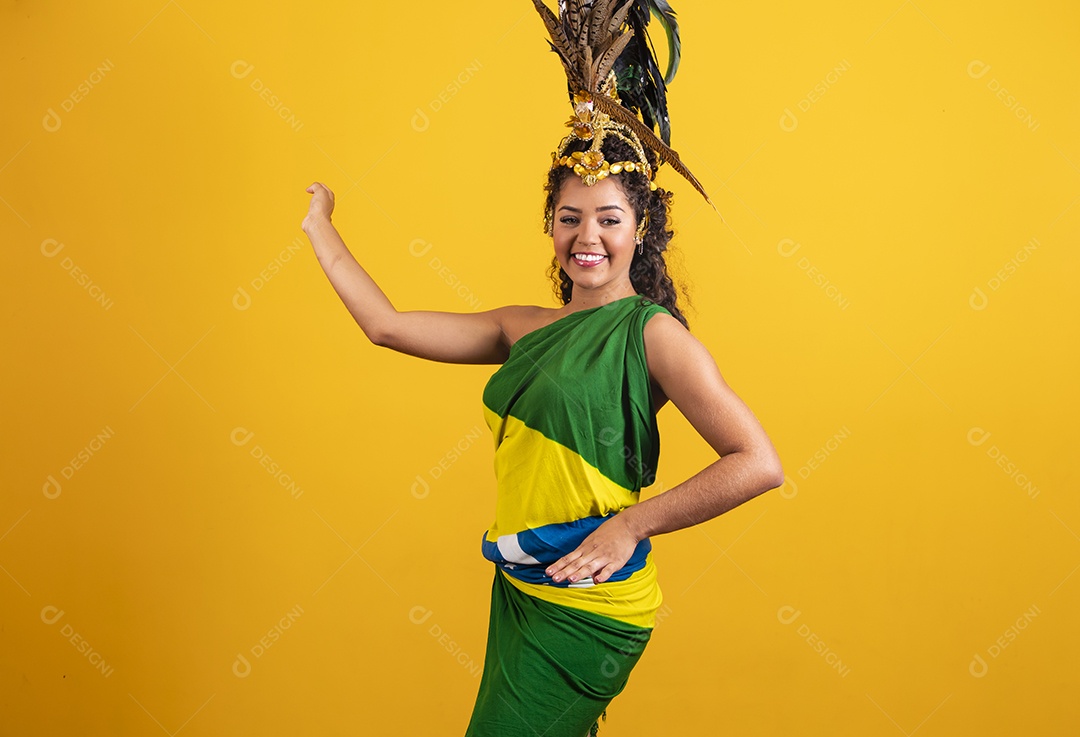 Linda mulher jovem morena torcedora do brasil usando fantasia carnaval e bandeira do brasil na costa