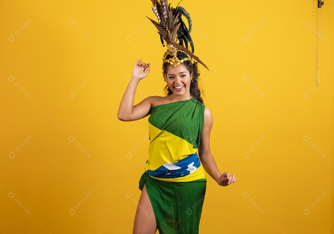 Linda mulher jovem morena torcedora do brasil usando fantasia carnaval e bandeira do brasil na costa
