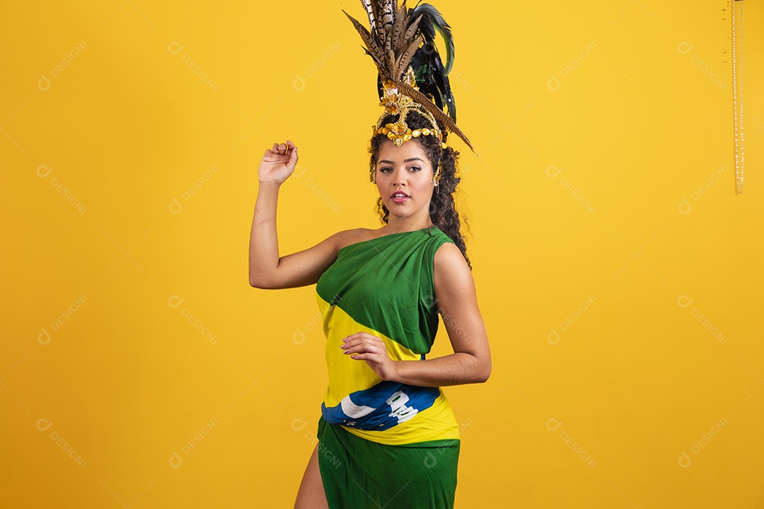 Linda mulher jovem morena torcedora do brasil usando fantasia carnaval e bandeira do brasil na costa