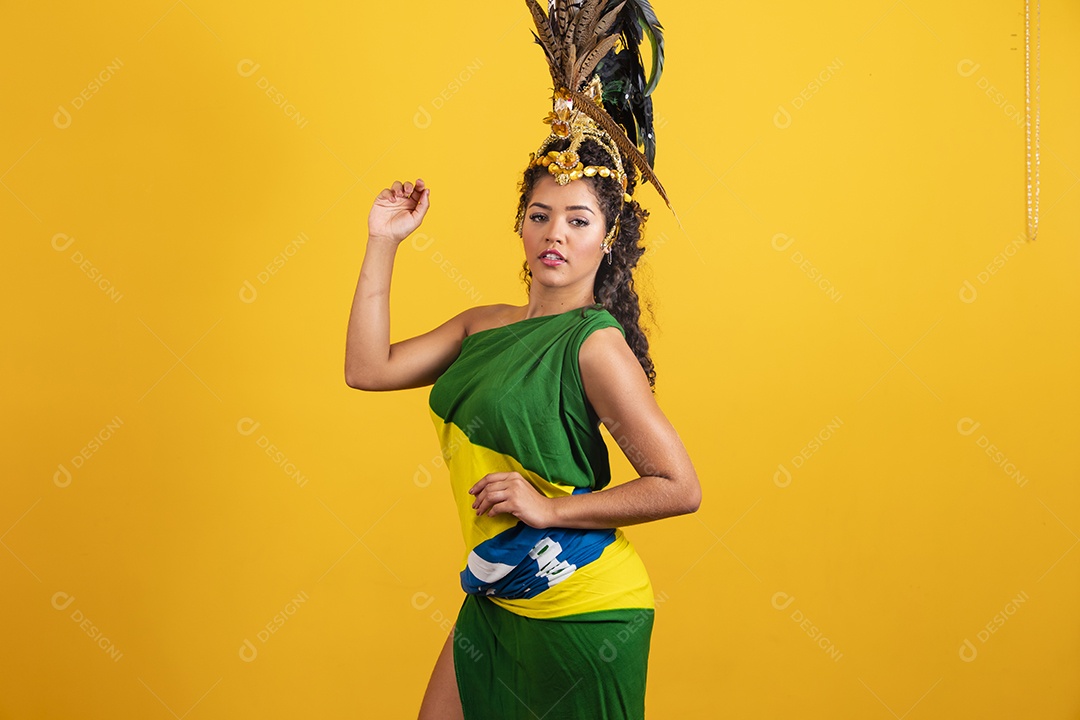 Linda mulher jovem morena torcedora do brasil usando fantasia carnaval e bandeira do brasil na costa