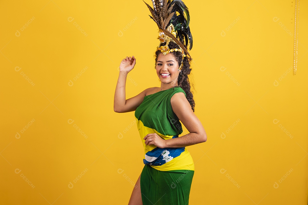 Linda mulher jovem morena torcedora do brasil usando fantasia carnaval e bandeira do brasil na costa