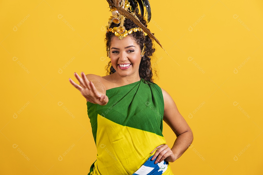 Linda mulher jovem morena torcedora do brasil usando fantasia carnaval e bandeira do brasil na costa