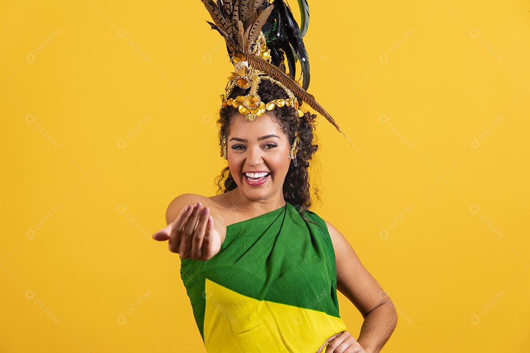 Linda mulher jovem morena torcedora do brasil usando fantasia carnaval e bandeira do brasil na costa